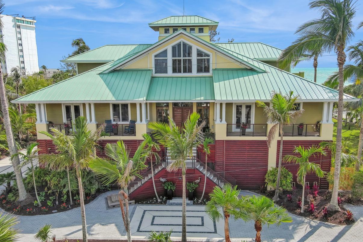 Exterior, Facade, Water, Queen Anne Victorian