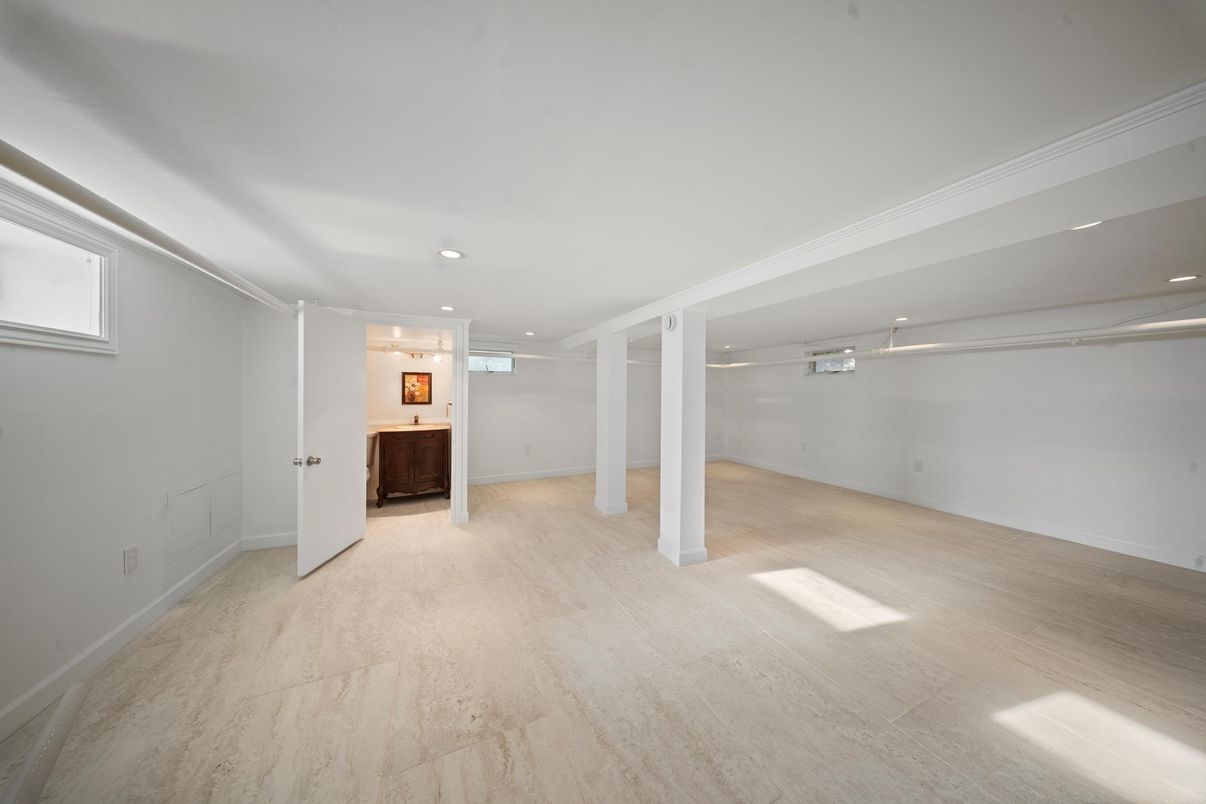 Empty room, Interior, Recessed Lighting