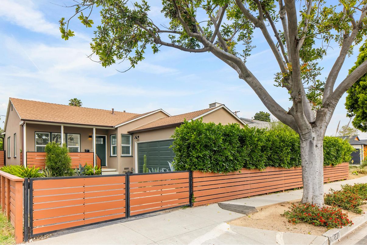 Exterior, Facade, Ranch