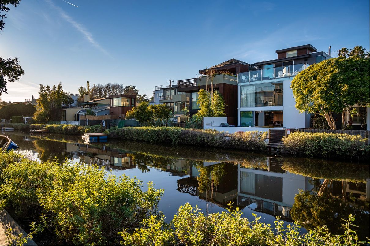 Exterior, Lake