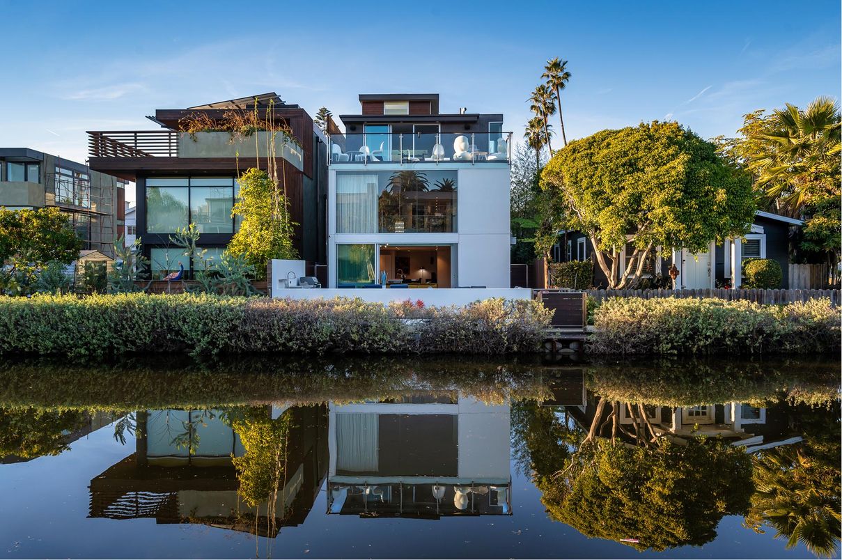 Exterior, Facade, Lake, Modern