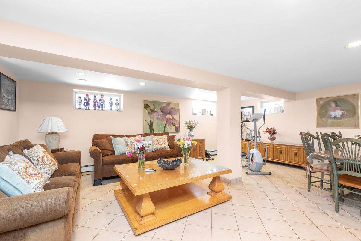 Dining room, Fitness Equipment, Interior, Living room, Recessed Lighting