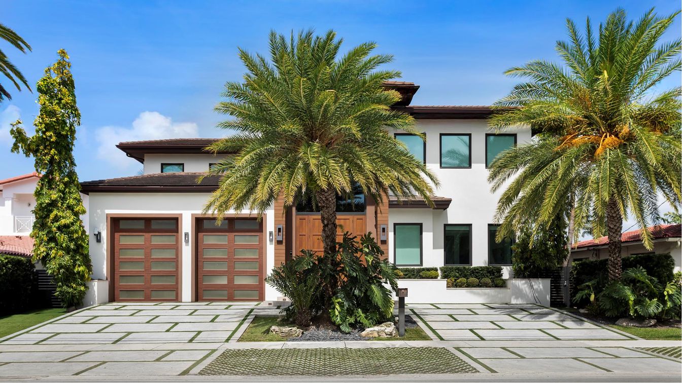 Attached, Exterior, Facade, Mediterranean