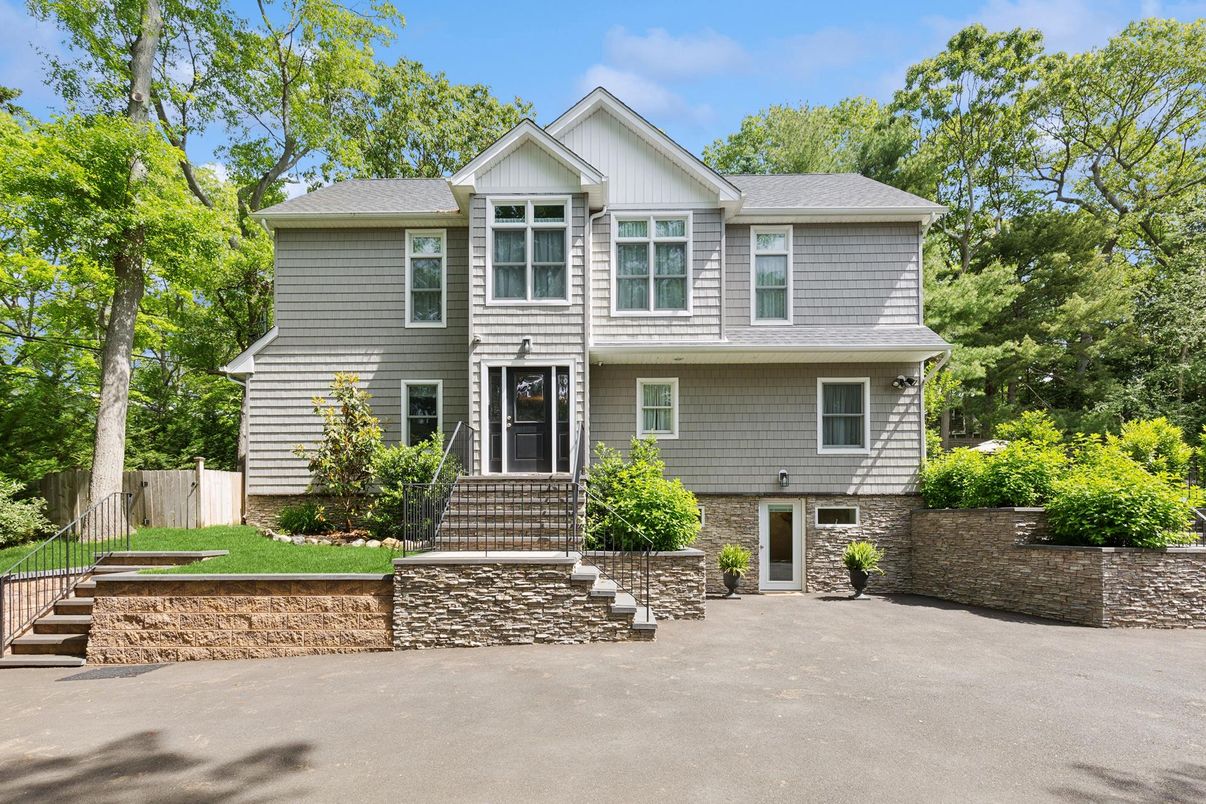 Exterior, Facade, Raised Ranch