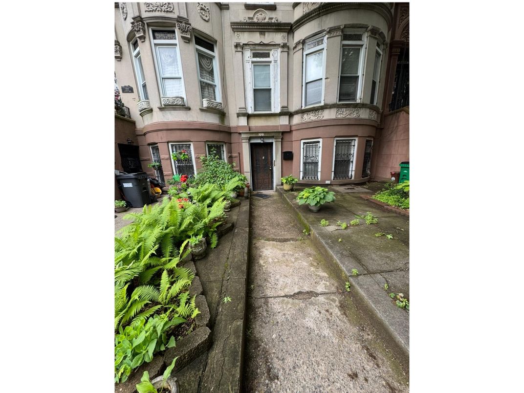 Exterior, Facade, Brownstone
