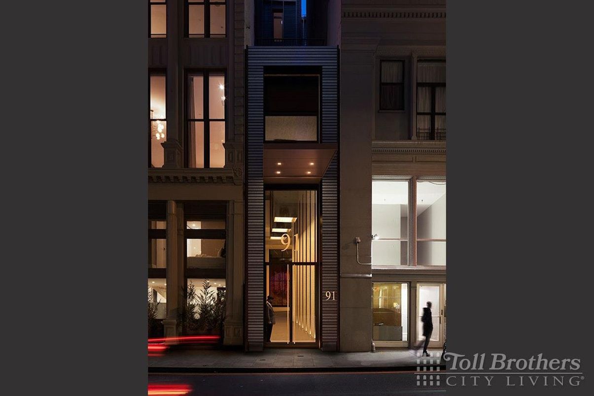 Exterior, Facade, Rowhouse