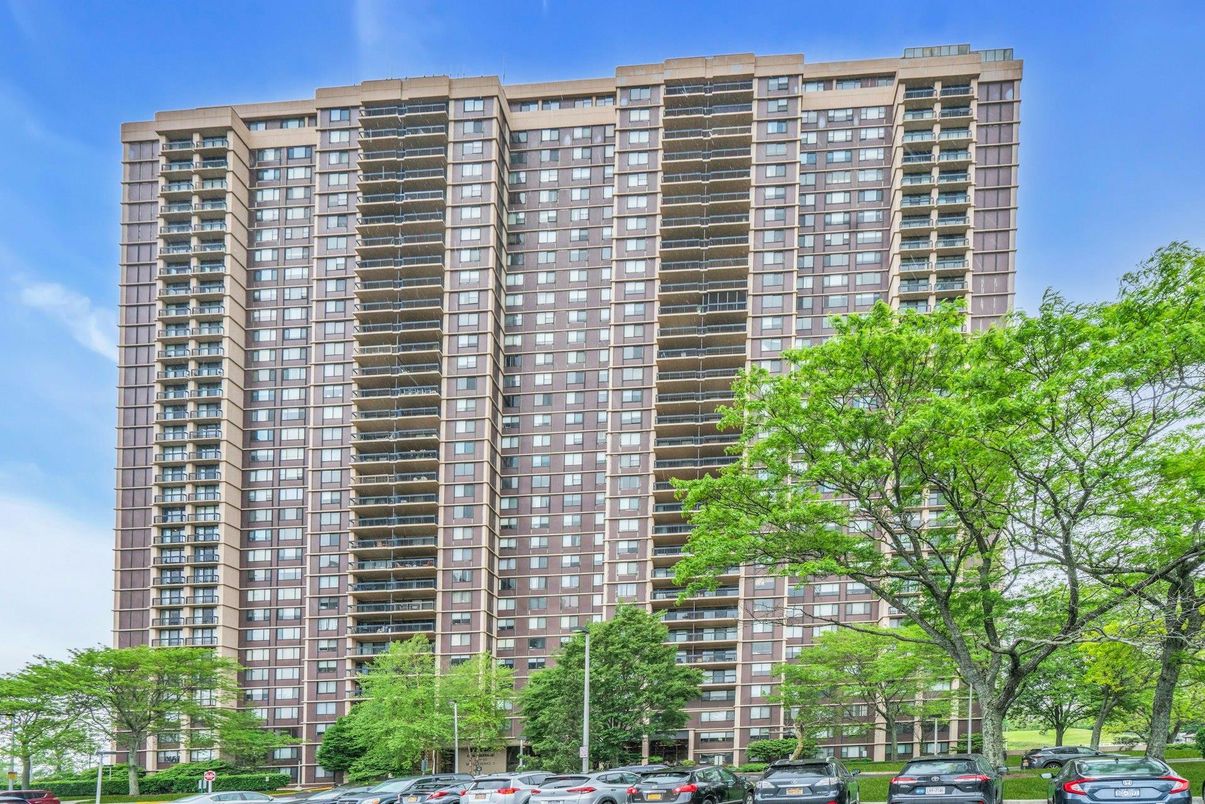 Exterior, Facade, Highrise