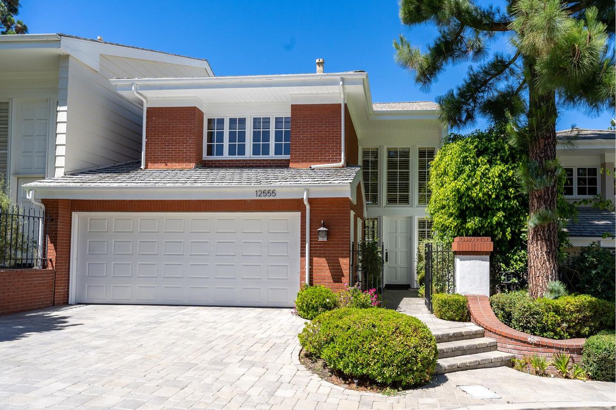 Attached, Exterior, Facade, Brick Facade, Modern