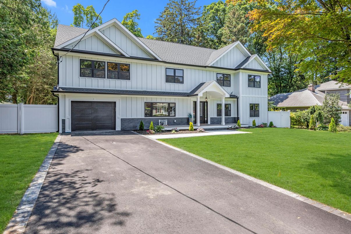 Attached, Exterior, Facade, Farmhouse