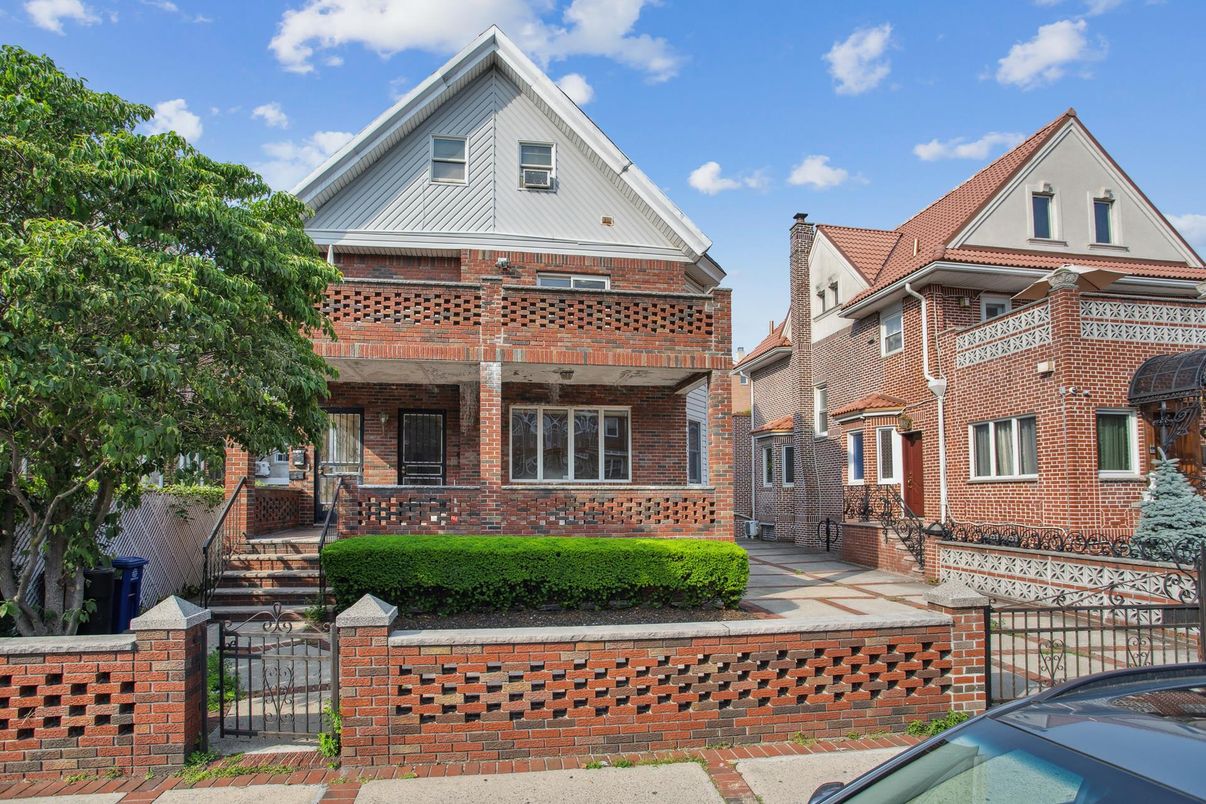 Exterior, Facade, Brick Facade, Queen Anne Victorian