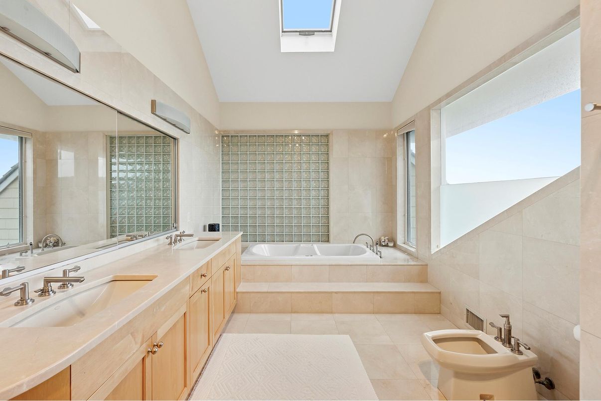 Bathroom, Dual Sink Vanities, Interior, Recessed Lighting
