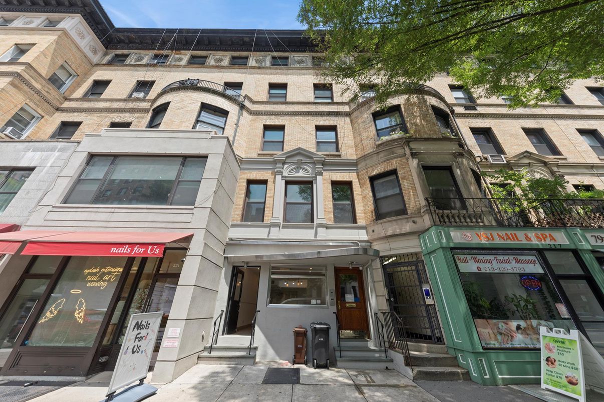Exterior, Facade, Rowhouse