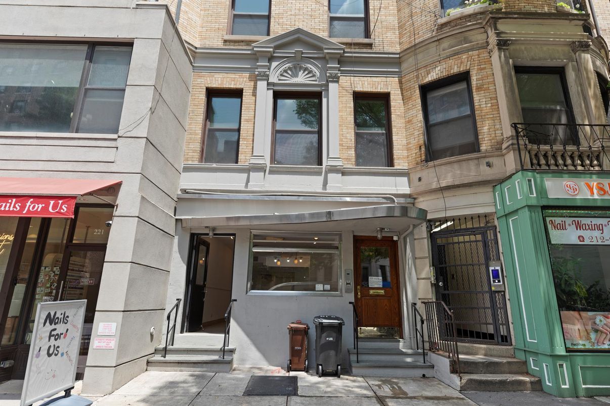 Exterior, Facade, Brick Facade, Rowhouse