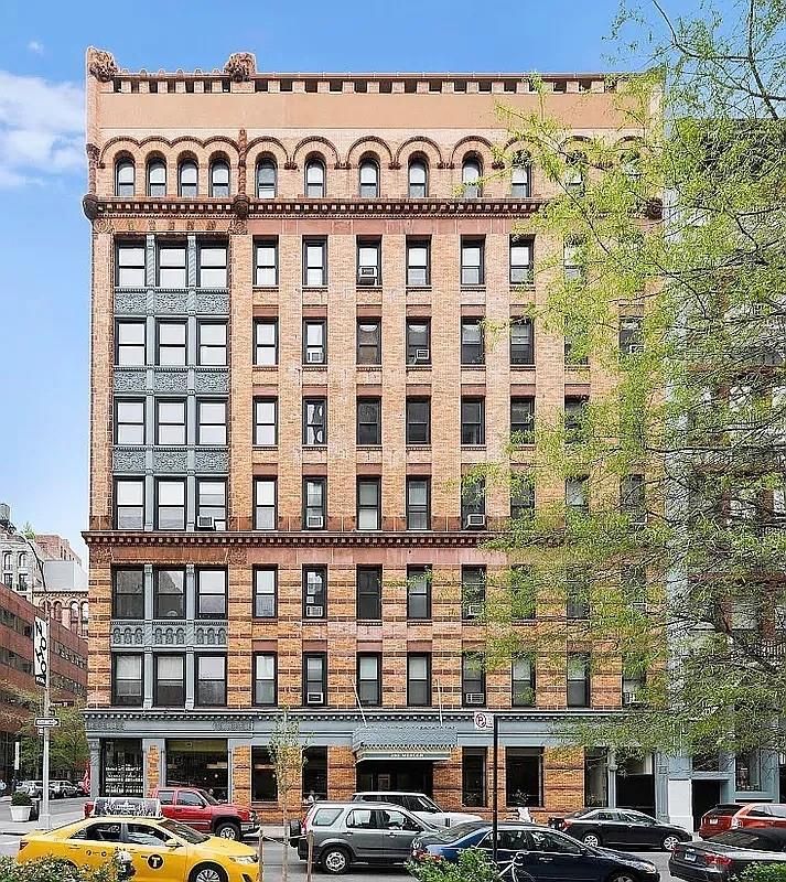 Exterior, Facade, Brick Facade, Chicago School