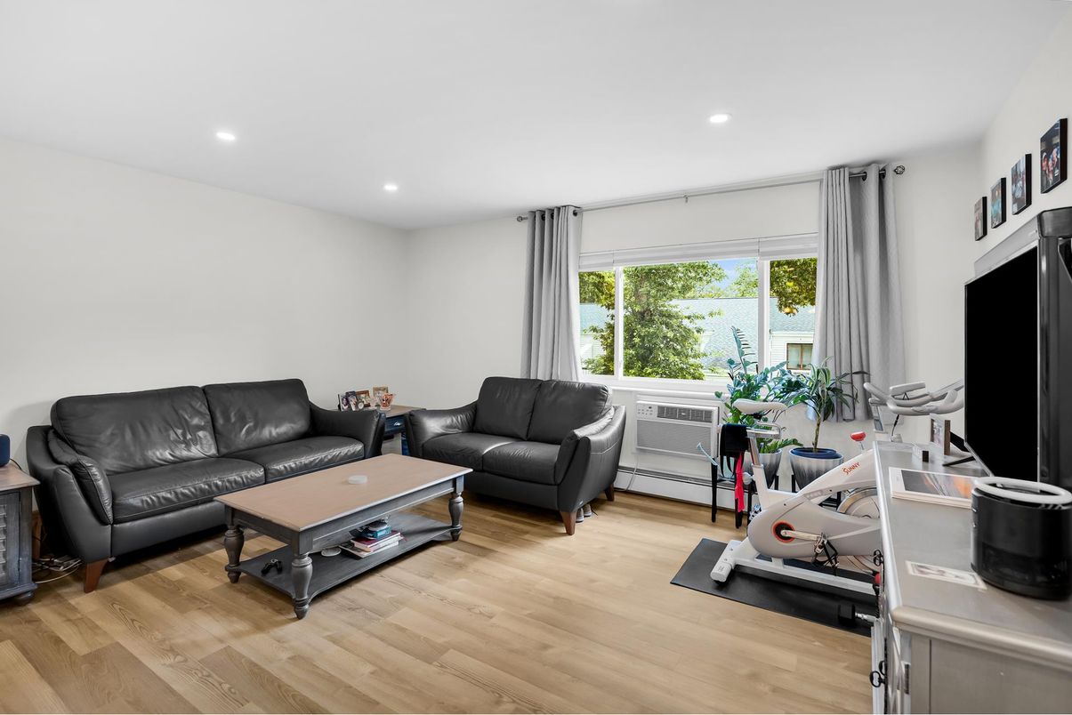 Fitness Equipment, Interior, Living room, Recessed Lighting, Wood Texture Flooring