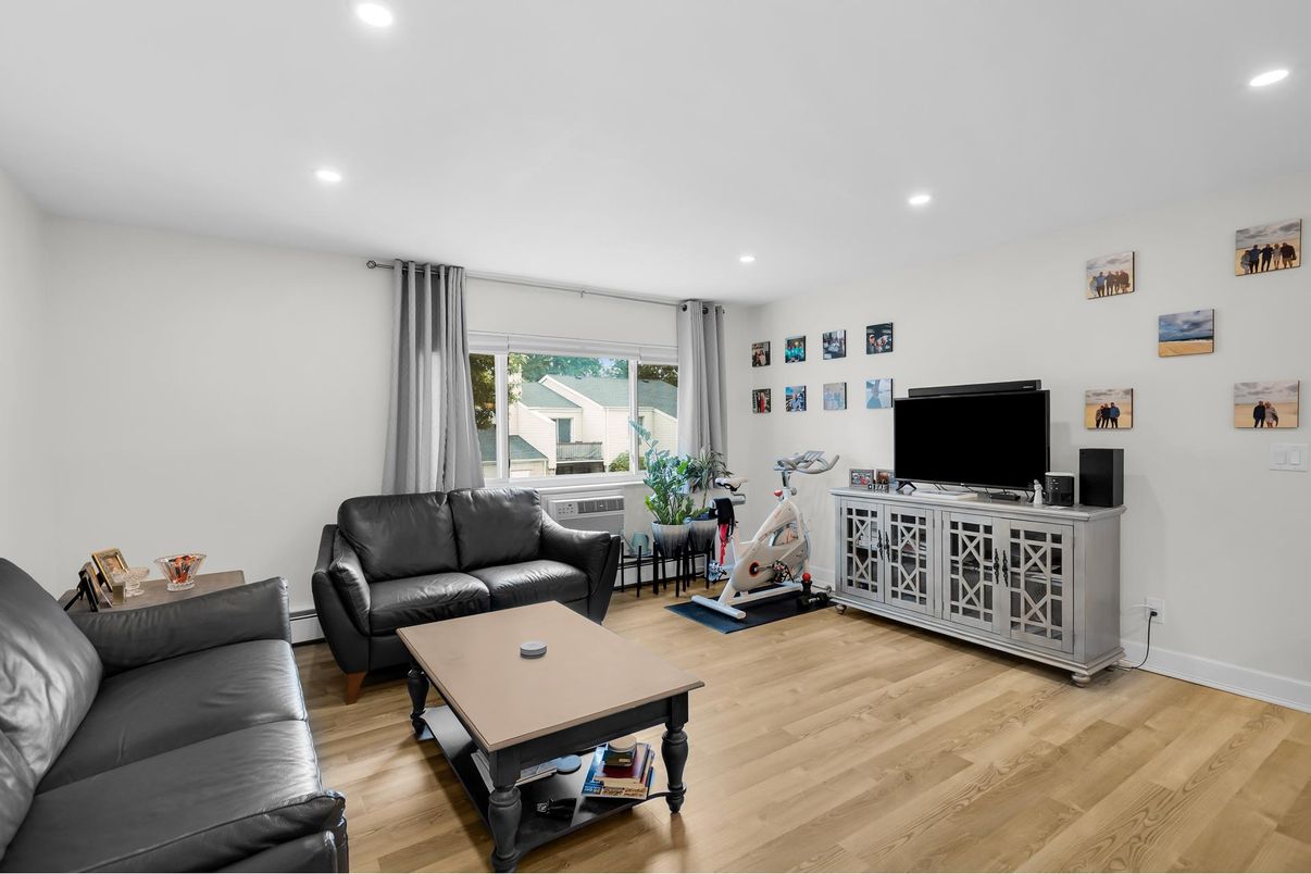 Fitness Equipment, Interior, Living room, Recessed Lighting, Wood Texture Flooring