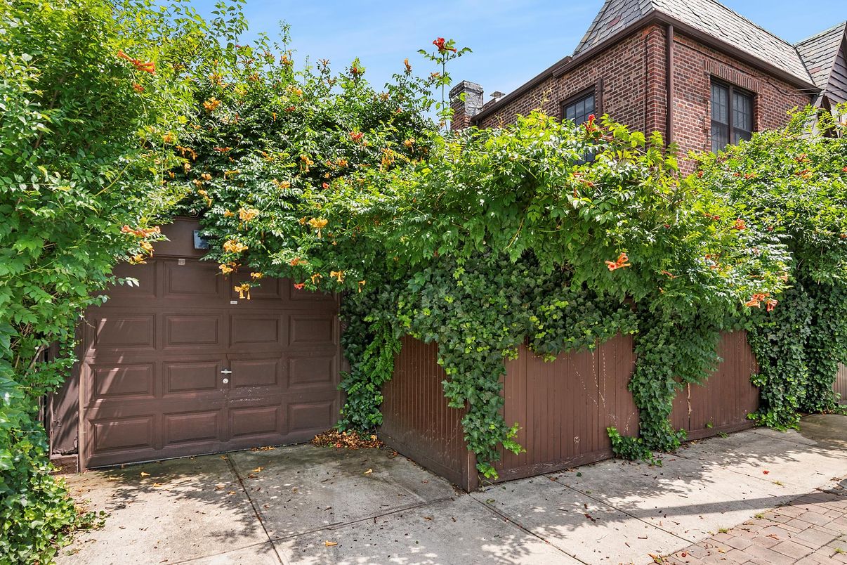 Detached Garage, Exterior