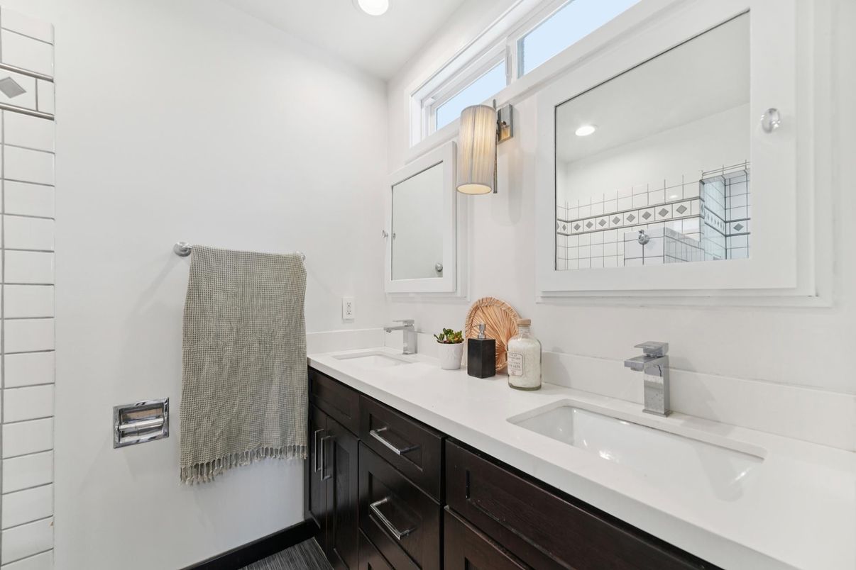 Bathroom, Dual Sink Vanities, Interior, Recessed Lighting