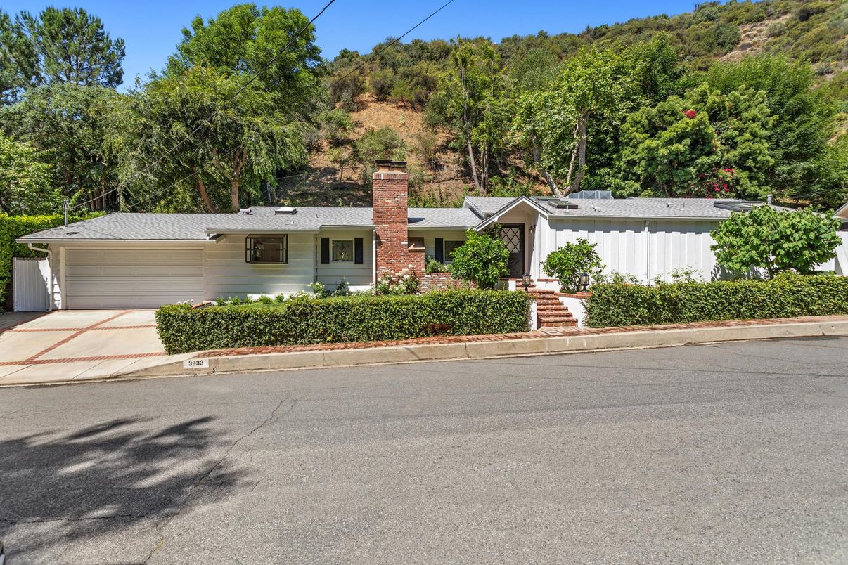 Attached, Exterior, Facade, Ranch