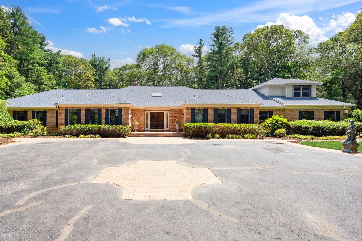 Exterior, Facade, Brick Facade, Ranch