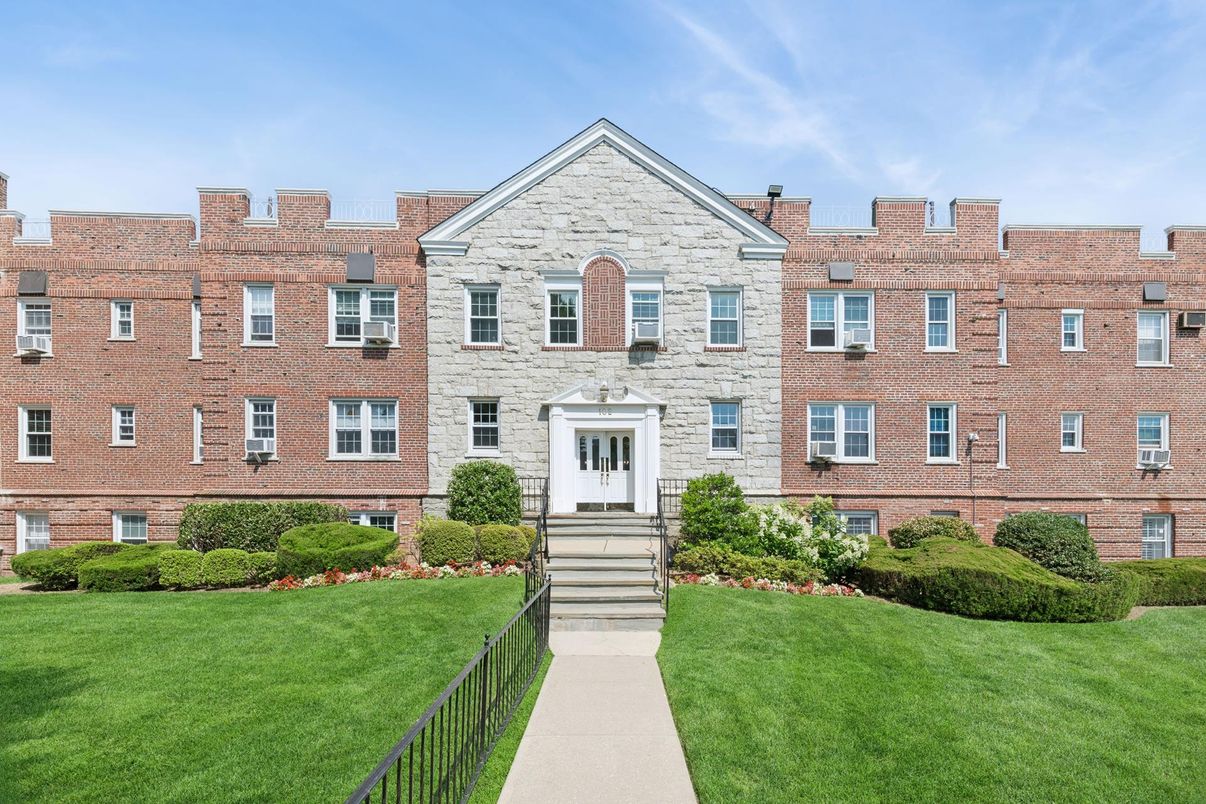 Exterior, Facade, Brick Facade, Rowhouse