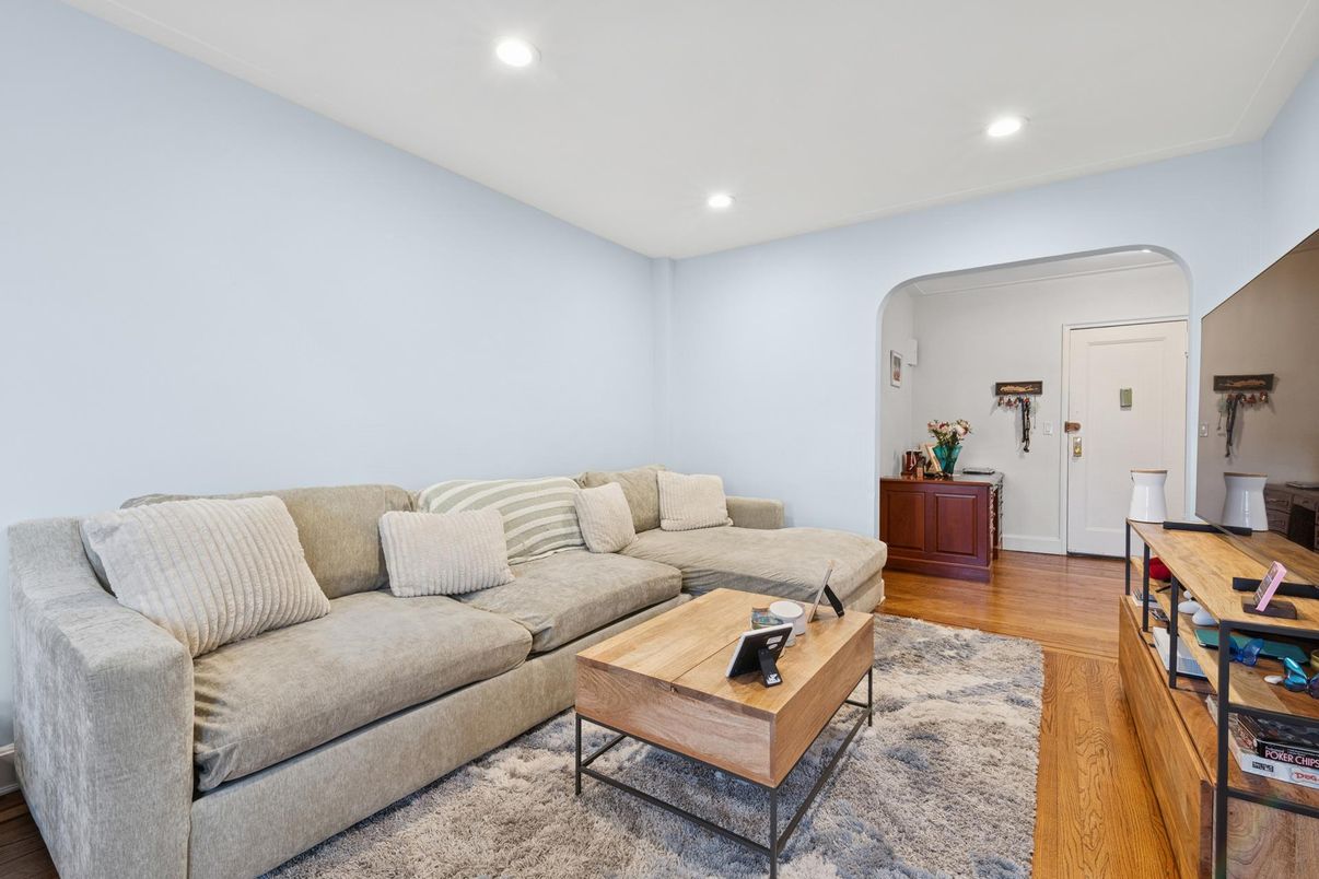 Interior, Living room, Recessed Lighting, Wood Texture Flooring