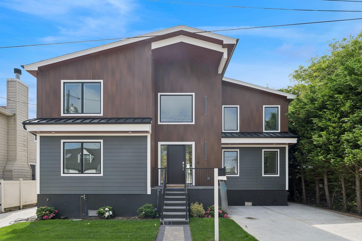 Exterior, Facade, Modern