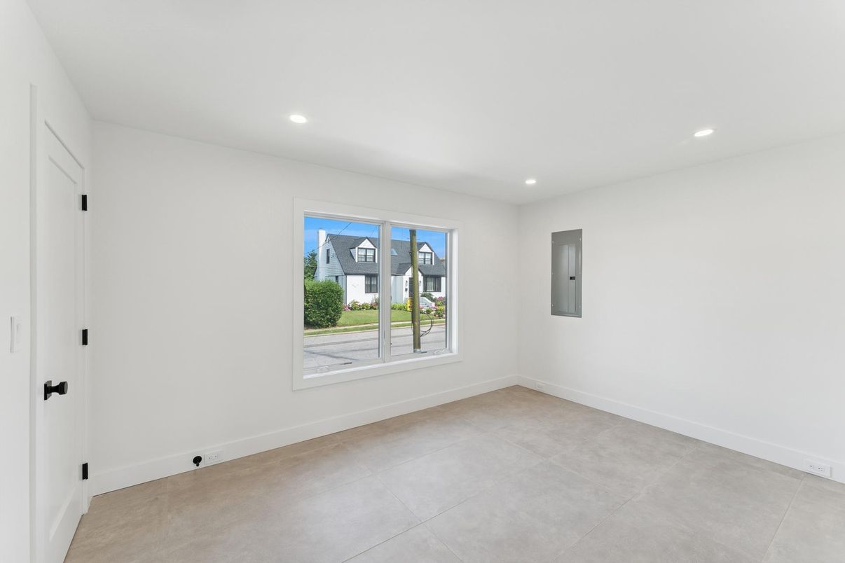Empty room, Interior, Recessed Lighting