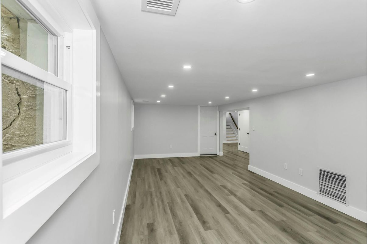 Empty room, Interior, Recessed Lighting, Wood Texture Flooring