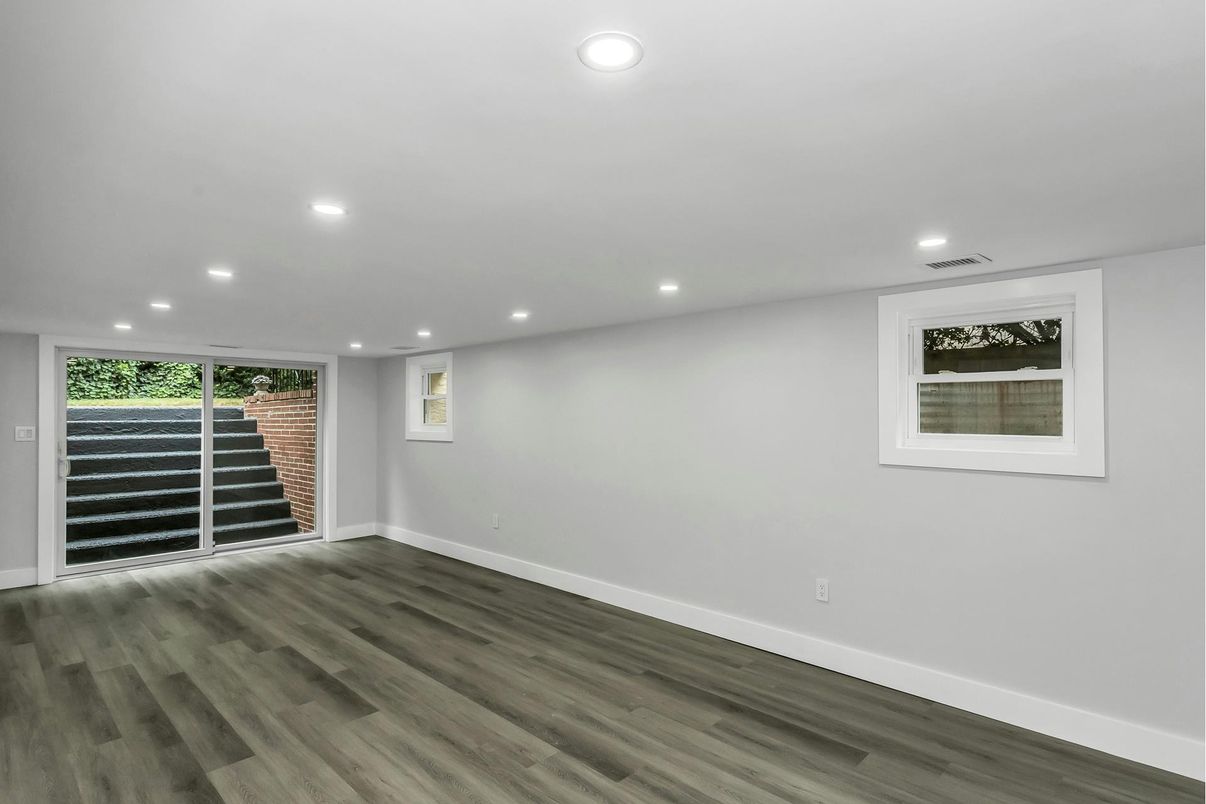 Empty room, Interior, Recessed Lighting, Wood Texture Flooring