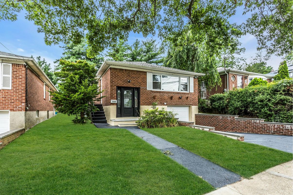 Attached, Exterior, Facade, Brick Facade, Raised Ranch