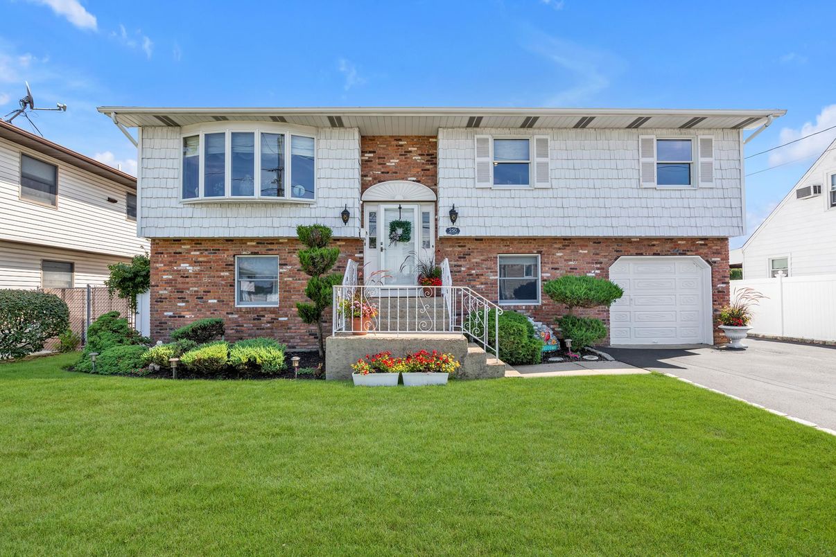 Attached, Exterior, Facade, Brick Facade, Raised Ranch