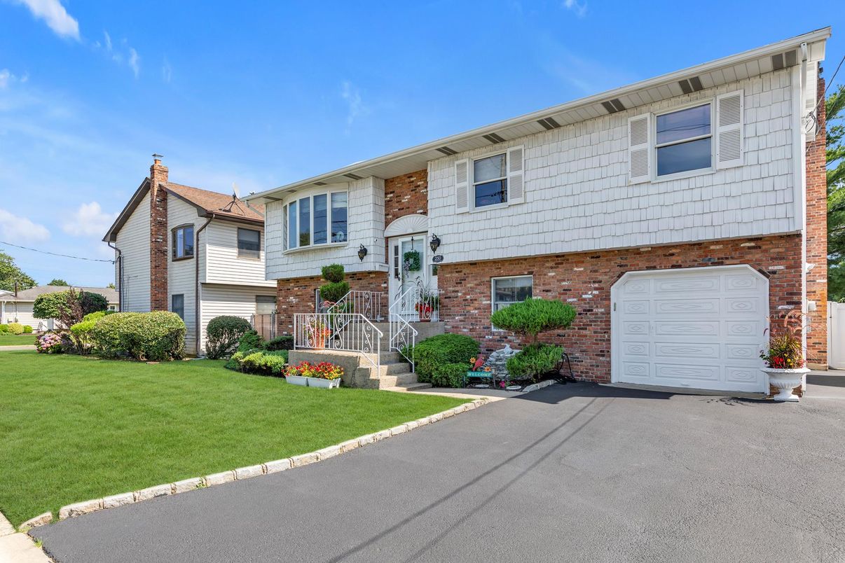 Attached, Exterior, Facade, Brick Facade, Raised Ranch
