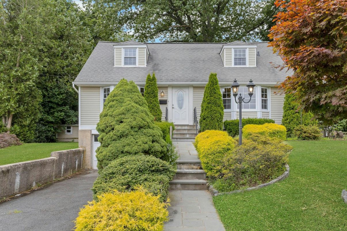 Exterior, Facade, Cape Cod