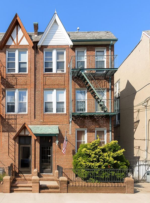 Exterior, Facade, Brick Facade, Rowhouse