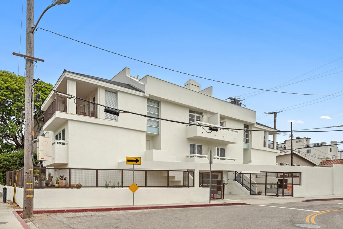 Exterior, Facade, Modern