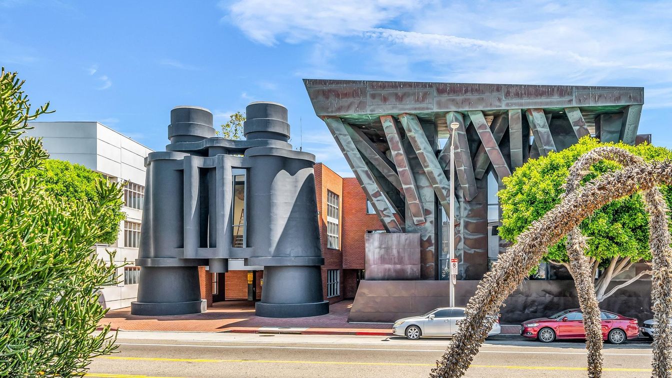 Exterior, Facade, Modern