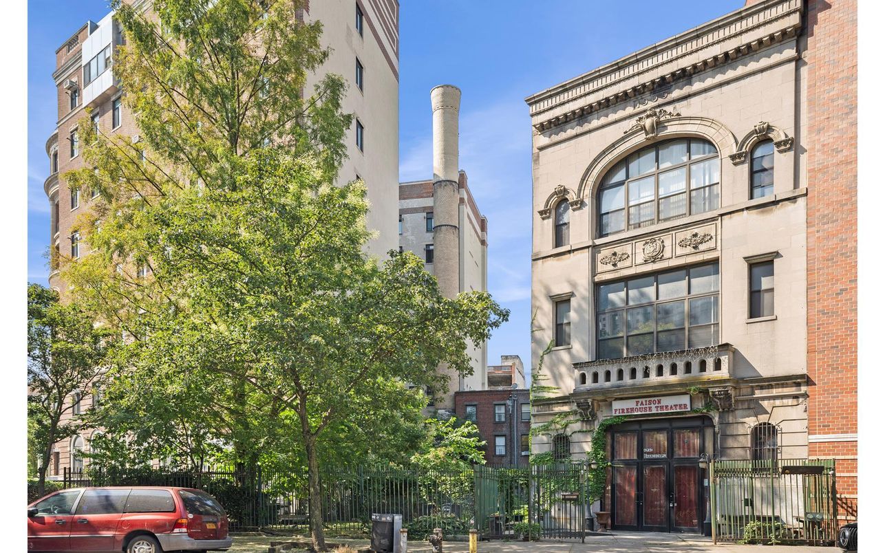 Exterior, Facade, Brick Facade, Rowhouse
