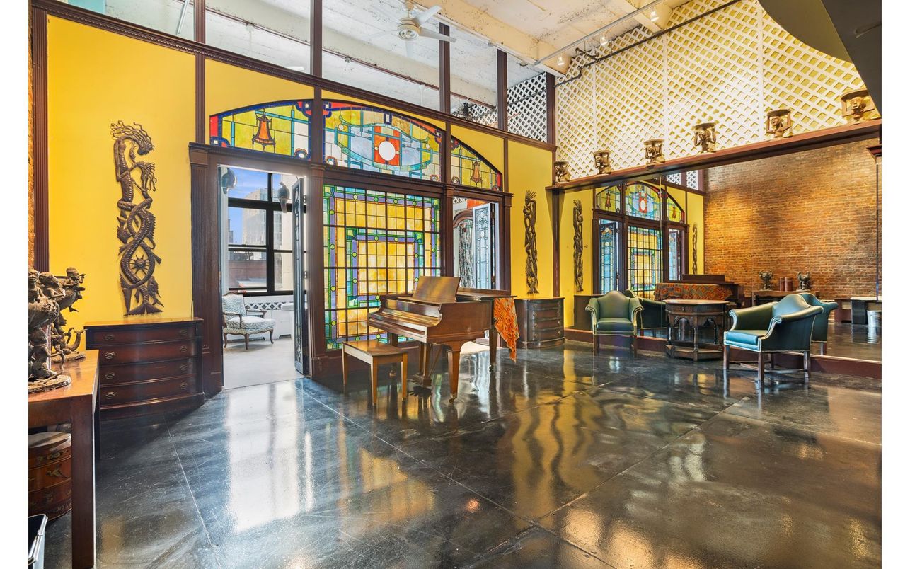 Interior, Piano