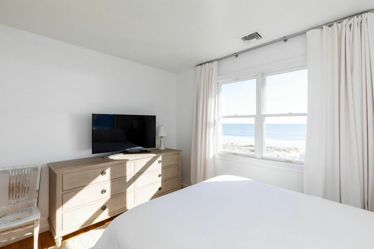 Bedroom, Interior, Water