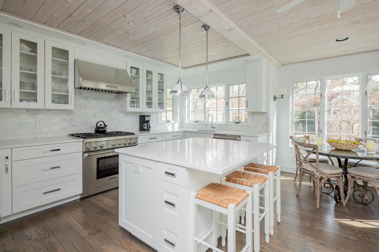 Dining room, Interior, Kitchen, Pendant Lights, Stainless Steel Appliances, Wooden Ceilings, Wood Texture Flooring