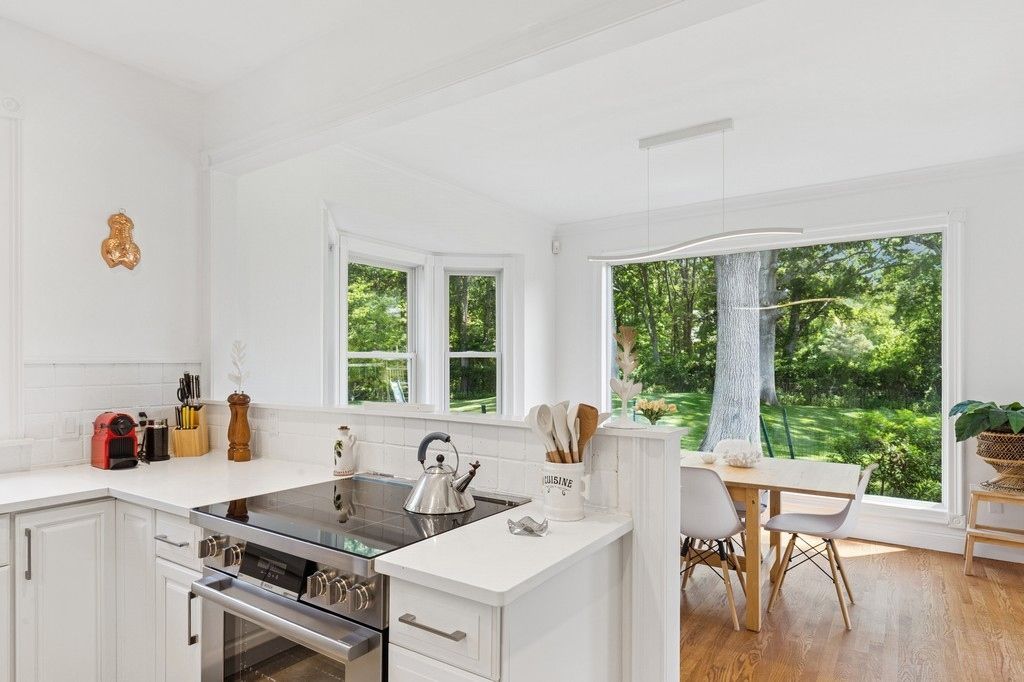 Dining room, Interior, Kitchen, Pendant Lights, Stainless Steel Appliances, Wood Texture Flooring