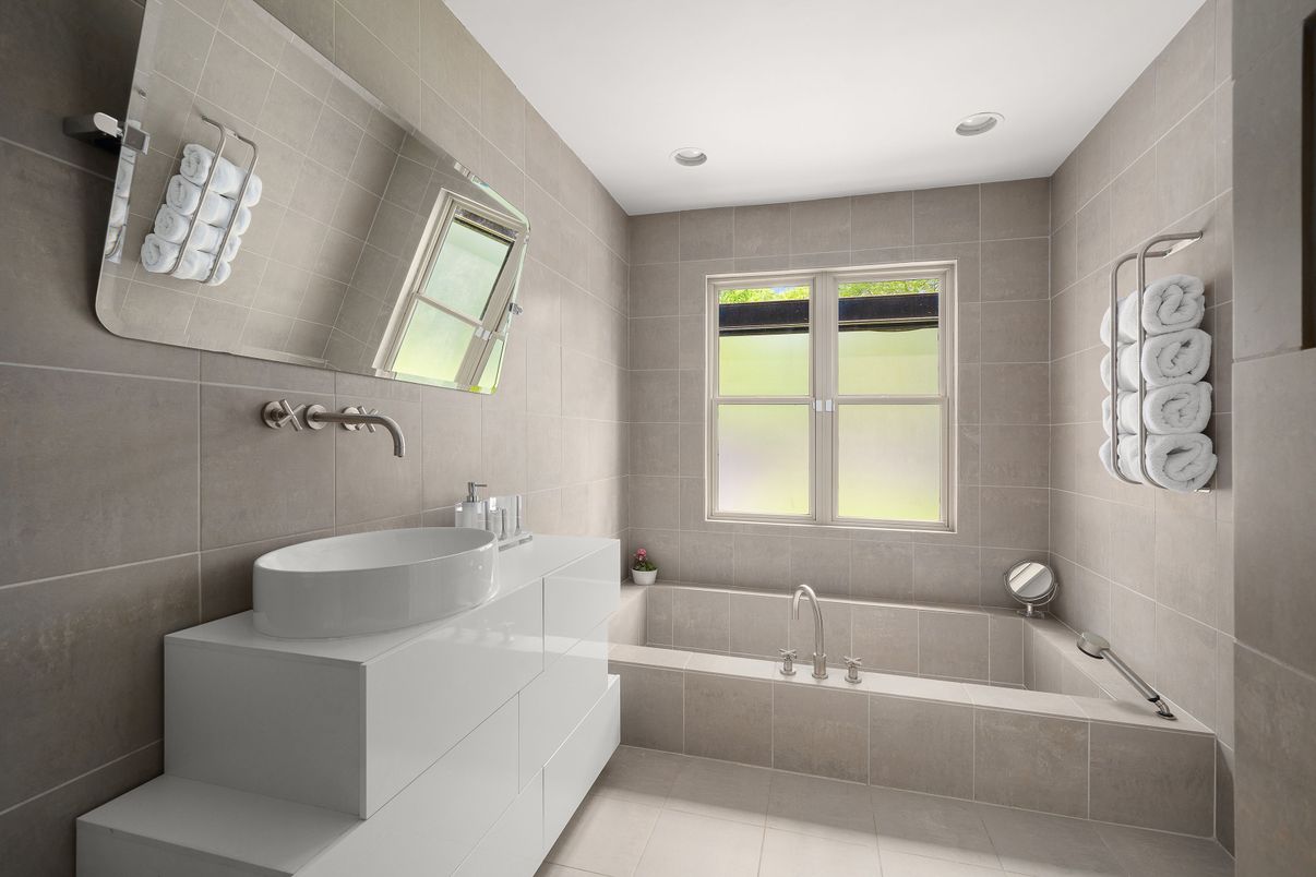 Bathroom, Interior, Recessed Lighting