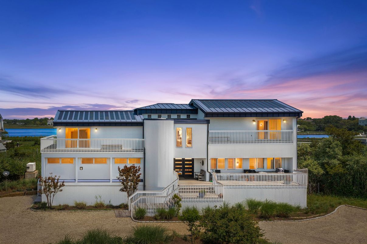 Attached, Exterior, Facade, Modern