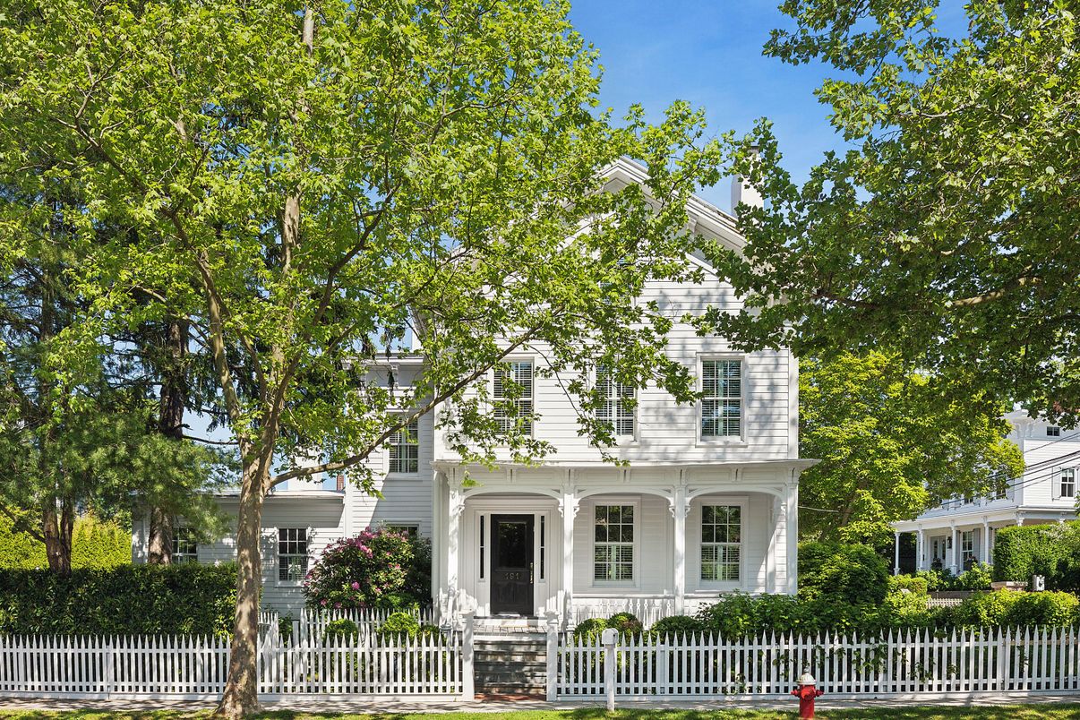Exterior, Facade, Queen Anne Victorian