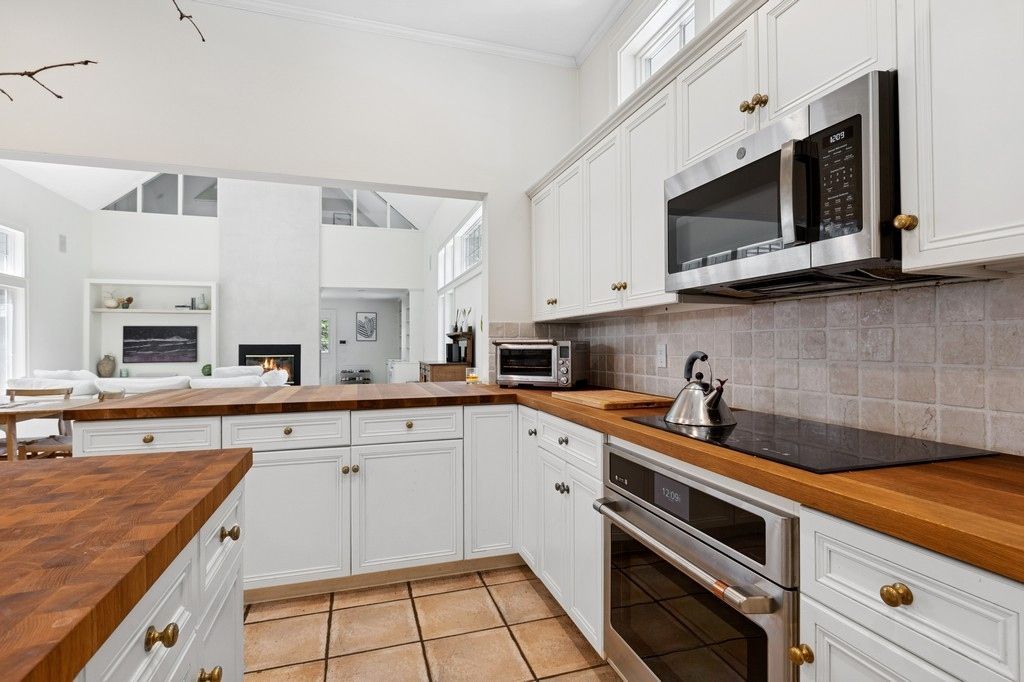 Fireplace, Interior, Kitchen, Stainless Steel Appliances