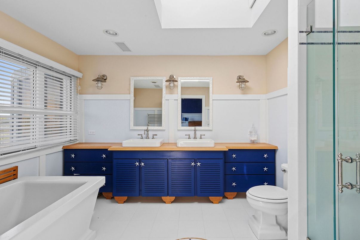 Bathroom, Dual Sink Vanities, Interior, Recessed Lighting