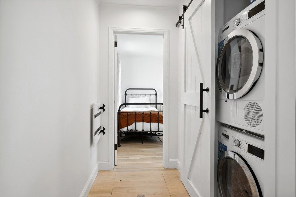 Bedroom, Interior, Utility Closets, Washer, Wood Texture Flooring
