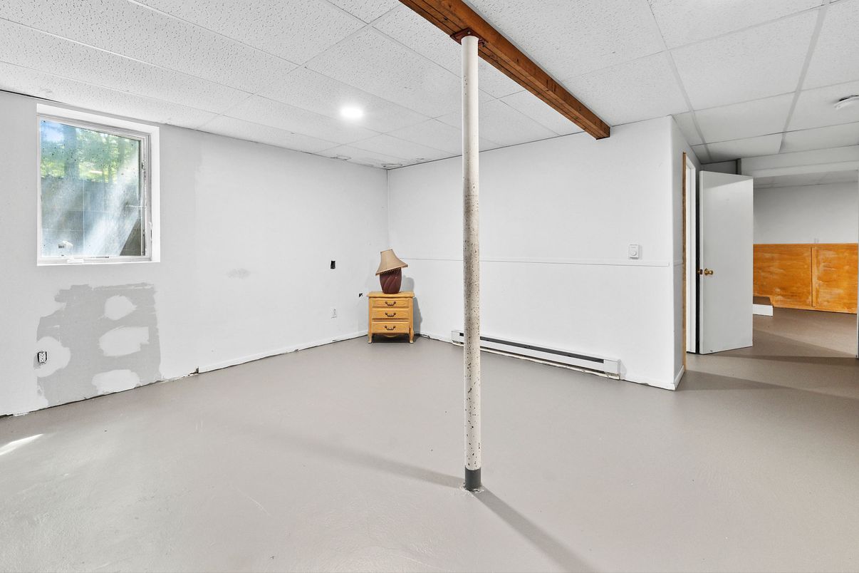 Empty room, Interior, Recessed Lighting, Wooden Beams