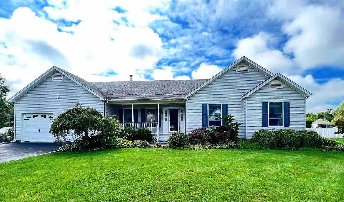 Attached, Exterior, Facade, Ranch